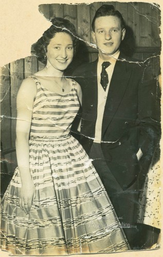 Voorbeeld van een oude, beschadigde foto die gerestaureerd wordt door Momento App